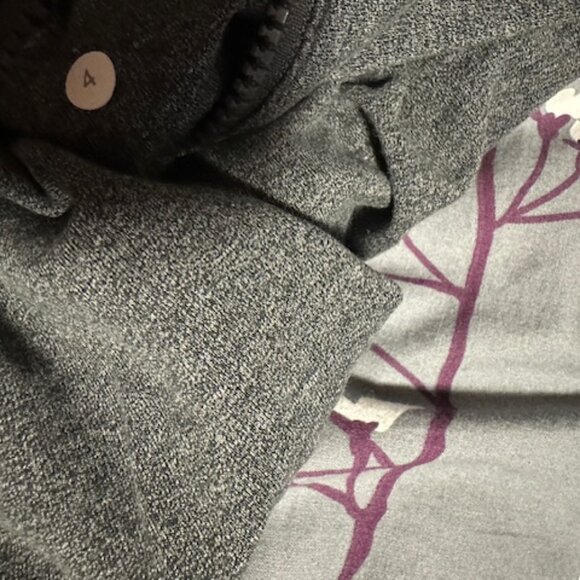 Lululemon size 4 joggers - Picture 4 of 4